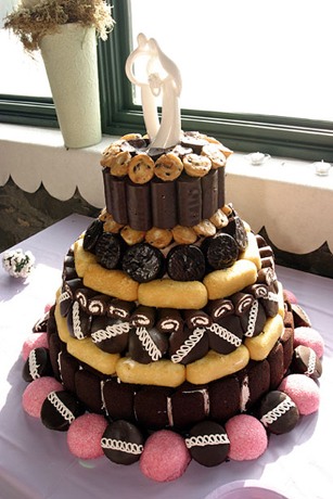 If your a hostess cupcake fan this wedding cake is perfect for you