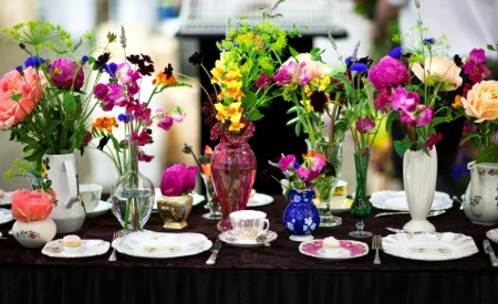 wedding-flowers-in-mismatched-vases