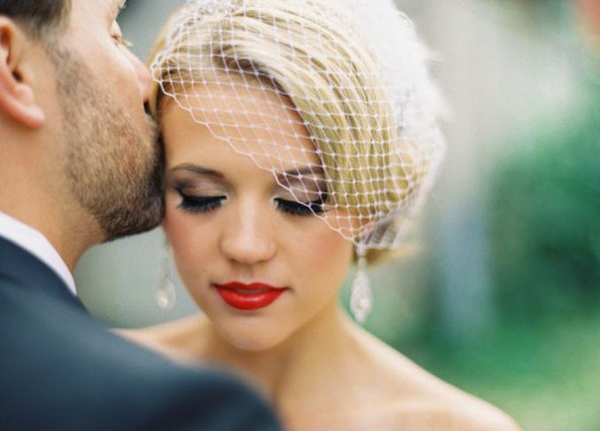 bridal-beauty-inspiration-wedding-makeup-ideas-retro-red-lips__full