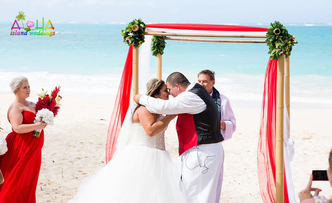 Keeping The Wedding Gown Perfect Pristine At Your Hawaii Beach Wedding